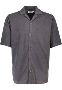 Camisa gris de manga corta abotonada, hecha de un material suave, con cuello y botones en la parte delantera, de textura lisa.