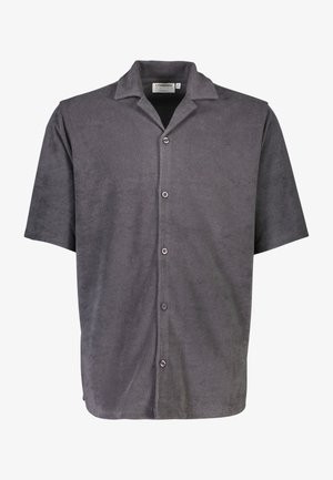 Camisa gris de manga corta abotonada, hecha de un material suave, con cuello y botones en la parte delantera, de textura lisa.