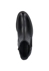 Černá kožená kotníková bota s hladkým povrchem, decentními švy a designem s kulatou špičkou. Obsahuje boční zip pro snadné obouvání.