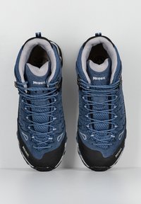 Scarpe da trekking blu e grigie realizzate in rete e materiali sintetici, dotate di un colletto imbottito, lacci e suole in gomma con accenti neri.