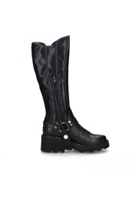 Stivali neri in ecopelle al ginocchio con design aderente, cerniera frontale, tacco spesso e una fascia decorativa con un accento circolare.