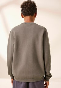Thumbnail Image 4