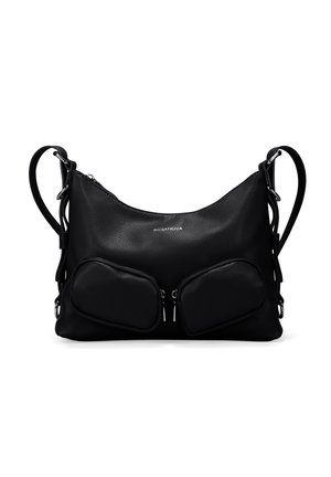 Bolso de hombro de cuero negro con dos bolsillos frontales con cremallera, cuerpo curvado, correa ajustable y detalles de superficie texturizada. Logo de la marca exhibido.