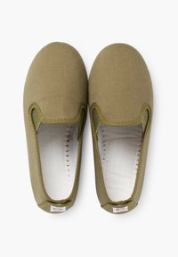 Scarpe slip-on di colore verde oliva, realizzate in tela con tessuto testurizzato, dotate di accenti laterali elasticizzati e di una fodera interna bianca con cuciture rosse.