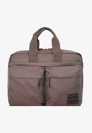 Bruine nylon laptoptas met twee voorvakken met rits, dubbele handvatten aan de bovenkant en een textuur oppervlak. Zwart logo rechtsonder in de hoek.