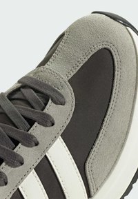 adidas Sportswear RUN 70S 2.0 - Zapatillas de trail running - shadow olive   off white   silver pebble