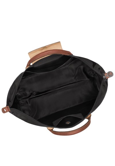 Schwarze Stofftasche mit einem braunen, strukturierten Lederdeckel und einem Griff. Verfügt über ein geräumiges schwarzes Innenfach mit einem Reißverschluss und geteilten Fächern.
