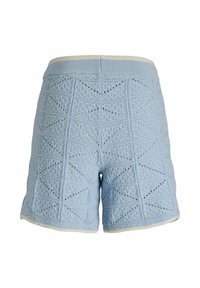 Lichtblauwe gebreide shorts met een ingewikkeld diamanten haakpatroon, een witte elastische tailleband en golvende randen.