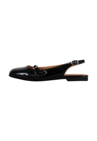 Scarpa flat slingback in vernice nera con punta arrotondata, piccolo dettaglio con fibbia e tacco basso per stabilità. Texture liscia e lucida.
