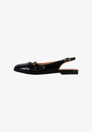 Botte plate en cuir verni noir avec un bout arrondi, un petit détail de boucle et un petit talon pour la stabilité. Texture lisse et brillante.