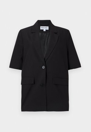Blazer negro de manga corta con dos botones delanteros, solapas con muesca y dos bolsillos con solapa, con etiqueta "Pieces" en el interior del cuello.