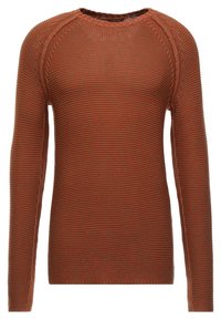 Rostfarbener Strickpullover mit langen Ärmeln, geripptem Ausschnitt und strukturierter Musterung, mit lockerer Passform und seitlichen Details.