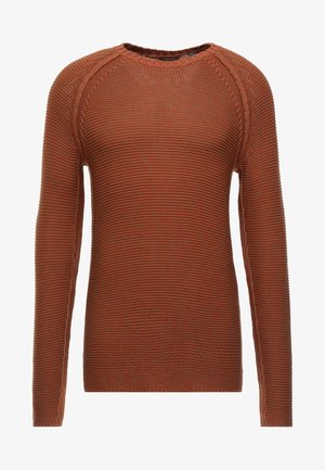 Roodbruine gebreide trui met lange mouwen, geribbelde halslijn en een textuurpatroon over de gehele trui, met een relaxed fit en zijdetails.