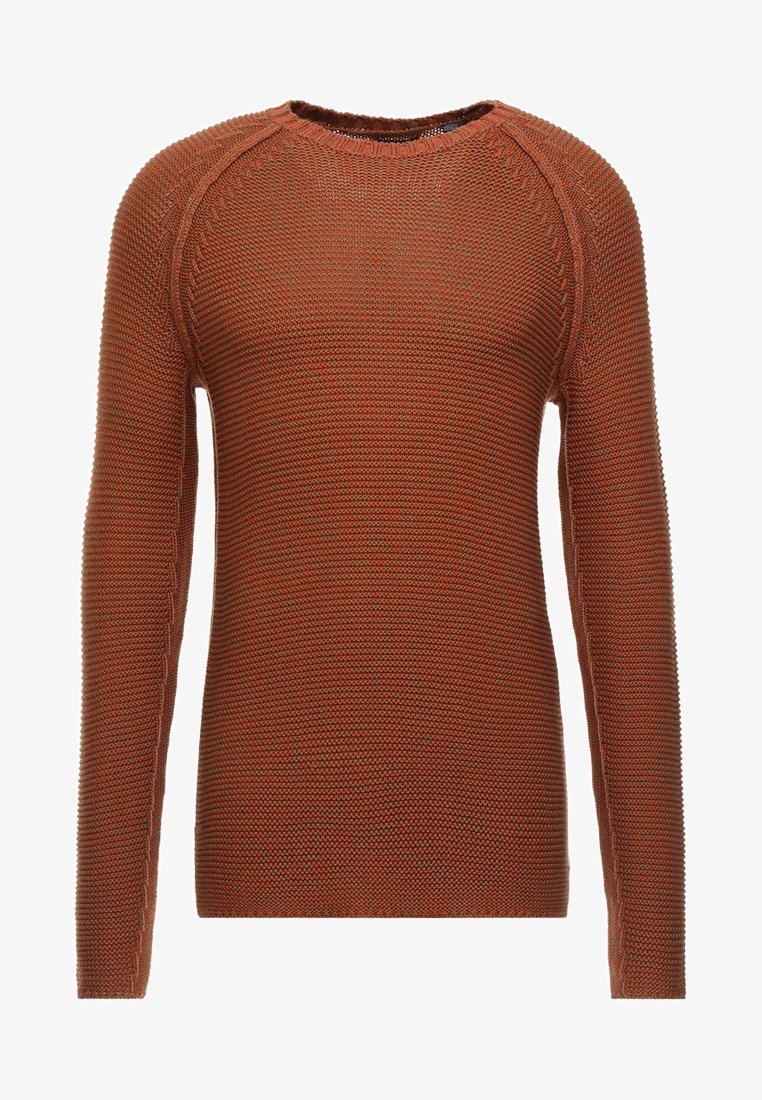 Rostfarbener Strickpullover mit langen Ärmeln, geripptem Ausschnitt und strukturierter Musterung, mit lockerer Passform und seitlichen Details.