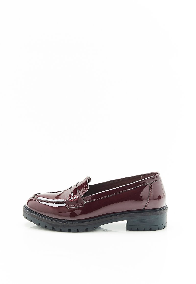 Mocasines de charol burdeos con puntera redondeada y costuras decorativas; suela de goma negra con textura para un mejor agarre.