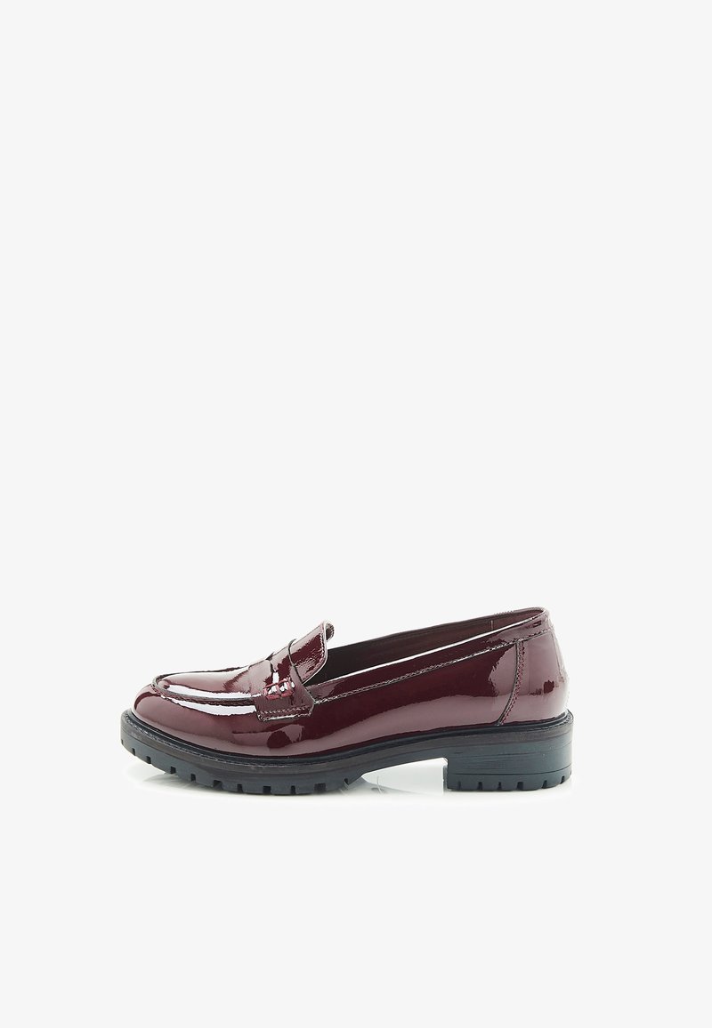 Mocasines de charol burdeos con puntera redondeada y costuras decorativas; suela de goma negra con textura para un mejor agarre.