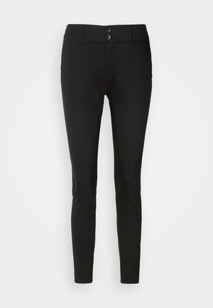 Černé slim-fit kalhoty vyrobené z hladké tkaniny, s dvěma předními knoflíky a klasickým pasem. Bez viditelných vzorů nebo ozdob.