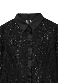 Schwarze Spitzenbluse mit festem schwarzen Kragen und satinierter Knopfleiste, ausgestattet mit floralem Spitzenmuster und stoffbezogenen Knöpfen.