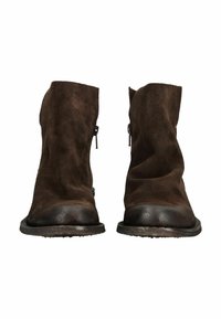 Stivali alla caviglia in camoscio marrone con design arricciato, caratterizzati da dettagli in pelle nera e una zip laterale per un facile utilizzo. Suola piatta in gomma.