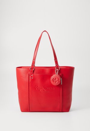 Borsa a tote in finta pelle rossa con logo impresso, due manici robusti e dettaglio a ciondolo rotondo. Presenta un ampio scomparto principale e una tasca esterna.