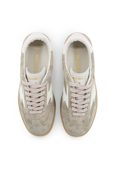 Paire de baskets en suède beige avec accents blancs et semelles en gomme, étiquetées "MOACONCEPT" sur la languette et la semelle intérieure, vues de dessus sur fond blanc.
