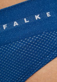 Tessuto blu lavorato a maglia con un motivo testurizzato, caratterizzato da lettere bianche "FALKE" sulla cintura, e dettagli di cucitura liscia.