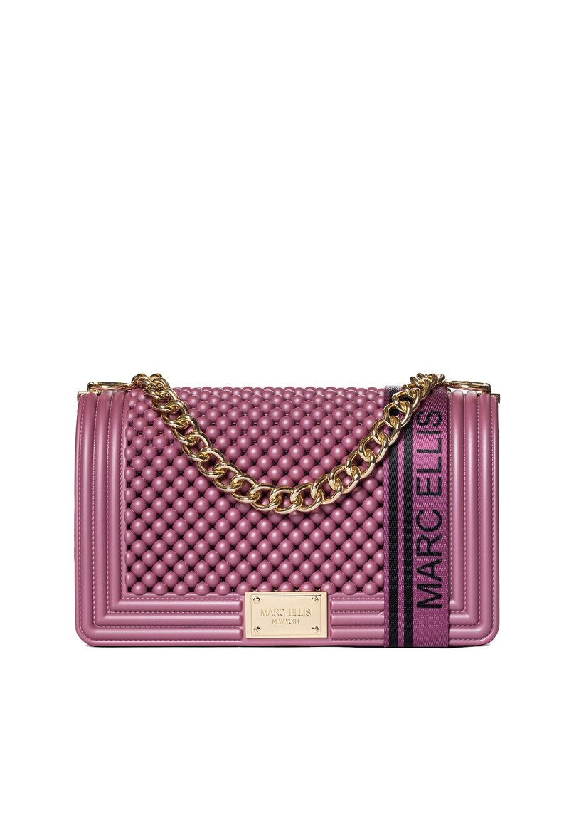 Borsa a tracolla di colore rosa, trapuntata, con un design texturizzato e una tracolla in catena dorata, dotata di un'etichetta del marchio e una striscia nera di accento.