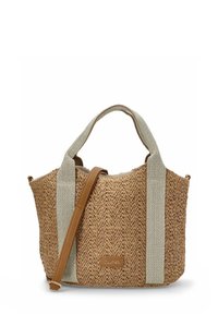 Bolso de paja trenzada en colores beige y marrón claro, con dos asas de tela y una correa de hombro desmontable. Etiqueta con el logo en la parte frontal.