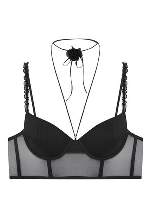 Czarny stanik z gładkimi miseczkami i przezroczystymi siateczkowymi bokami. Posiada falbaniaste ramiączka oraz dekoracyjny kwiatowy akcent z wiązaniami na środku.