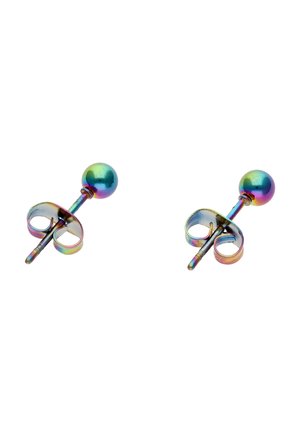 Pereche de cercei mici din metal, colorați în culorile curcubeului, cu capete sferice și închideri tip fluture, pe fundal alb.