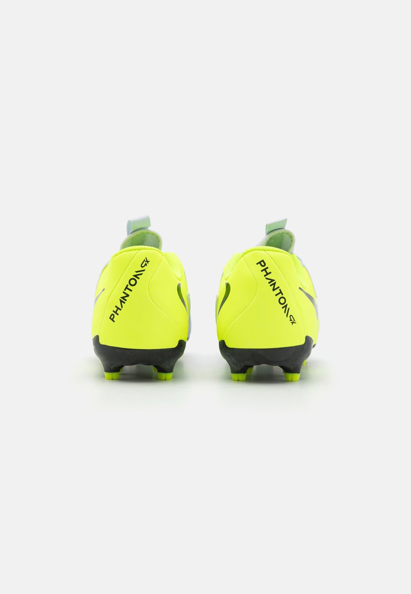 Chaussures de football néon jaunes avec une finition texturée, accents gris et semelles noires. Présente une inscription de la marque sur les côtés et un tirant au talon pour un enfilage facile.
