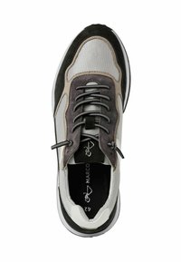 Sportlicher Sneaker aus einer Mischung aus grauem Mesh und Wildleder, mit schwarzen Akzenten, flachen Schnürsenkeln und einer weißen Gummisohle. Größe 42.