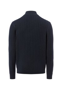 Dunkelblauer Strickpullover mit einem strukturierten Muster, Stehhalskragen und langen Ärmeln. Rippenbündchen und Saum vervollständigen das Design.