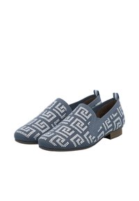 Blaue Slipper mit einem gemusterten, strukturierten Obermaterial, das weiße geometrische Designs zeigt, und einem niedrigen braunen Absatz.