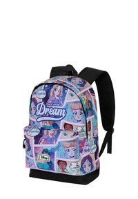 Mochila con ilustraciones coloridas de princesas Disney en un diseño de collage con fondo rosa y acentos negros, dos correas ajustables.