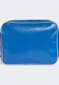 Modra sintetična torba z gladko teksturo, pravokotne oblike, belim trakastim robom in rdečimi poudarki na straneh. Rahlo teksturiran zaključek.