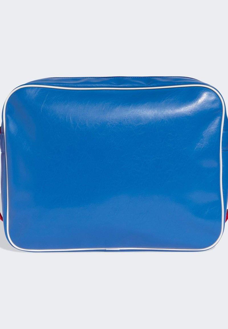 Borsa sintetica blu con una texture liscia, forma rettangolare, bordo bianco lungo i lati e accenti rossi sui lati. Finitura leggermente testurizzata.