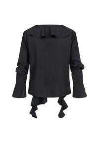 Blouse noire texturée à manches longues avec col à larges volants, poignets évasés et tissu volanté prolongé suspendu à l'ourlet arrière.