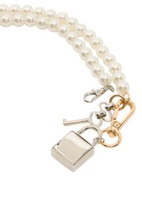 Smycz z perłowych koralików z metalowymi elementami w kolorze srebrnym i złotym, z zawieszką w kształcie kłódki i klucza. Gładka, błyszcząca faktura w neutralnej palecie kolorów.