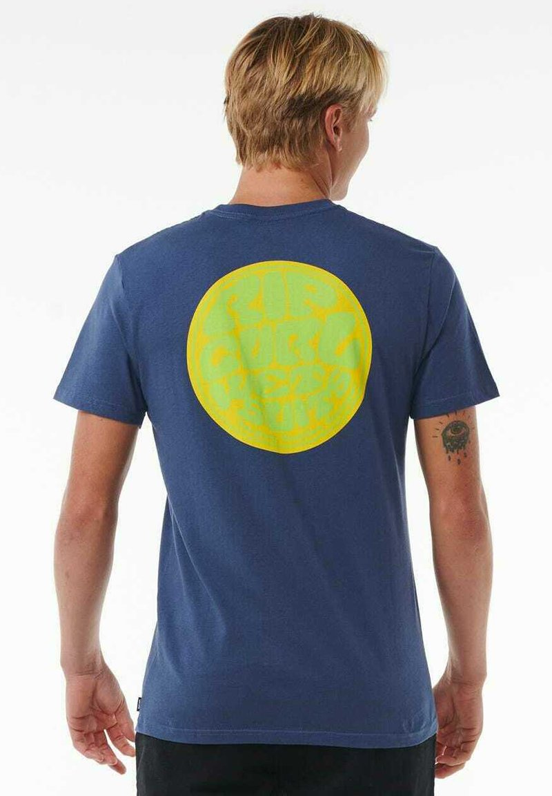 Camiseta de algodón azul marino con un gran gráfico circular amarillo y texto estilizado en la parte posterior. Mangas cortas y corte relajado.