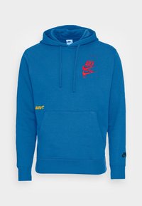 Blå hoodie i mjukt material med en framficka i kengurustil, justerbar dragsko på huva och röda Nike-logotillbehör.