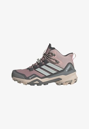 Lilla og grå Adidas Terrex vandrestøvle med Gore-Tex, tyk sål og reflekterende tre-stribet logo på siden.