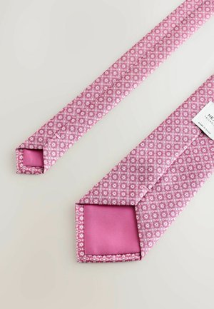 Pink slipse med et geometrisk blomstermønster, struktureret overflade og en ensfarvet lyserød bagside. Kvadratisk spids med et vedhæftet mærke.