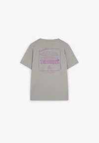 Grijze katoenen t-shirt met een paarse grafische print van een sandwichontwerp met de woorden "Bocadillo de Calamares" en openingstijden.
