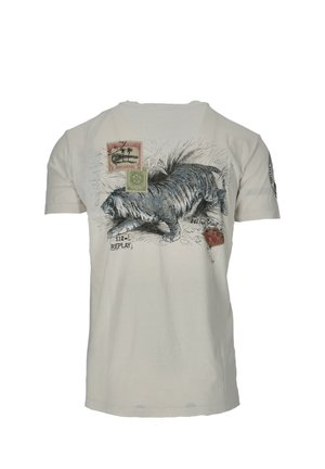 Weißes Baumwoll-T-Shirt mit einem Grafikdesign eines Katers, Stempeln und Text, mit kurzem Ärmel und Rundhalsausschnitt.