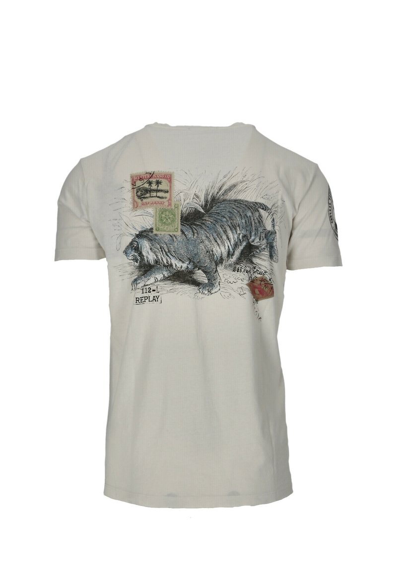 Valkoinen puuvillateepaita, jossa on kissan graafinen kuva, leimoja ja teksti. Paidassa on lyhyet hihat ja pyöreä pääntie.