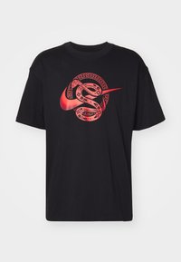 Juodas marškinėliai trumpomis rankovėmis su raudonu grafiniu dizainu, kuriame pavaizduotas gyvatė, susipynusi su stilizuotu „S“ ir apvaliu raštu.