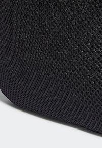 Primo piano di un tessuto a rete nero con un motivo a nido d'ape, che mostra dettagli di texture e ventilazione.