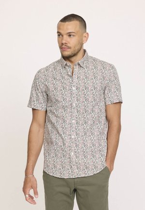 Chemise à manches courtes à boutons en tissu blanc avec un imprimé floral aux accents rouges et verts, dotée d'un col et d'une coupe décontractée.