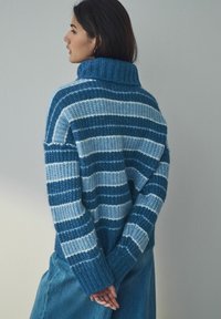 Strickpullover mit hohem Kragen, ausgestattet mit breiten blauen und hellblauen Streifen. Strukturiertes Garn mit gerippten Bündchen und lockerer Passform.